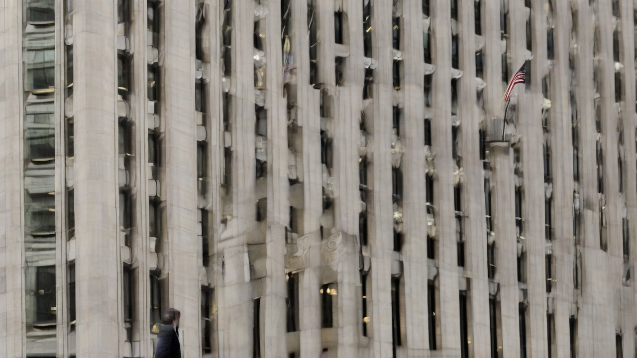 Fed Delays Rate Cut Amid Iran Tensions