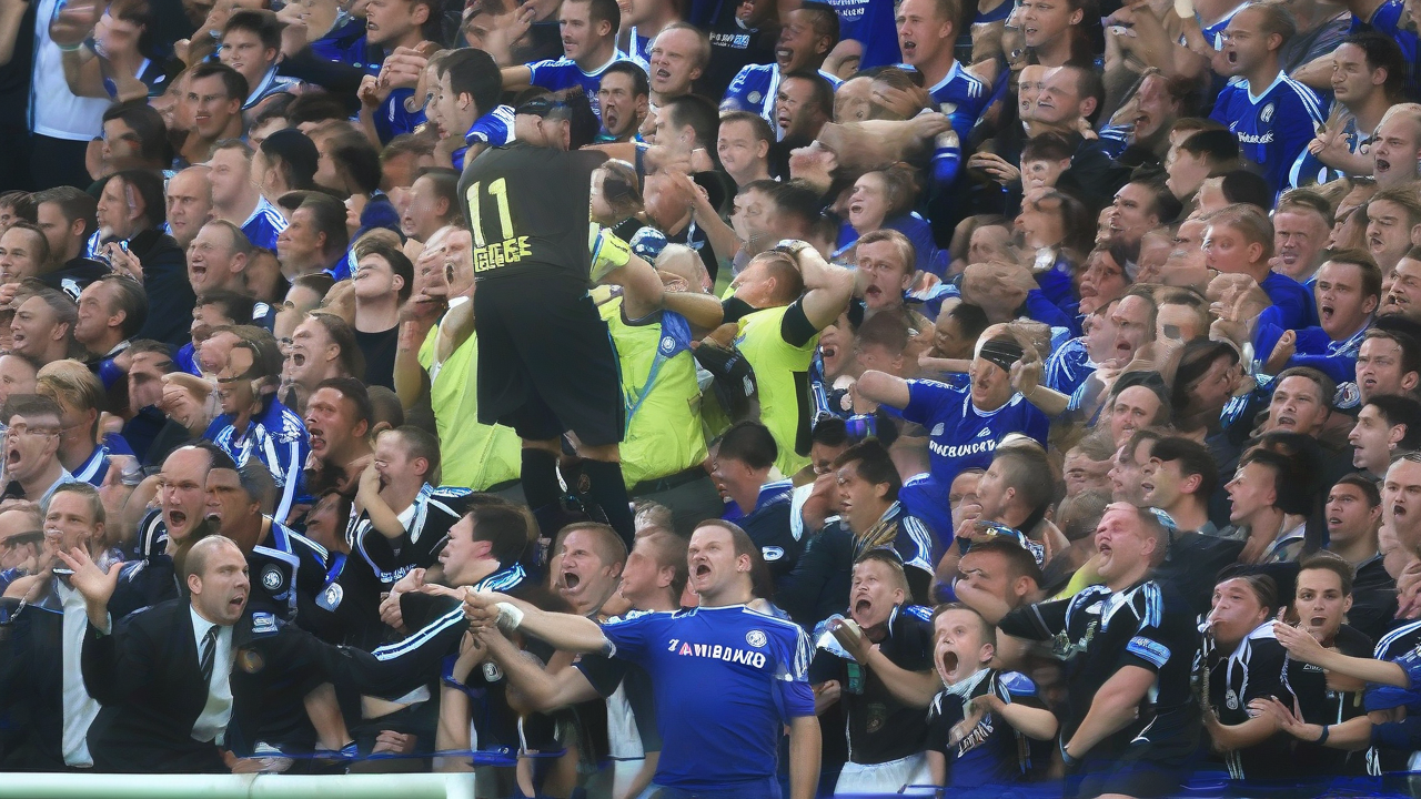 Referee Disrupts Chelsea Huddle